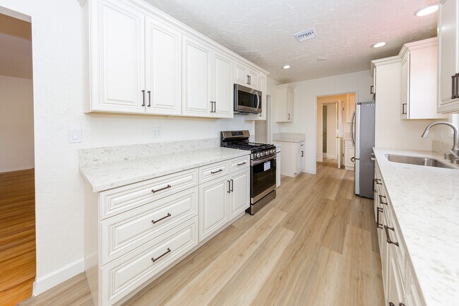 Foto del edificio - 15853 Romar St