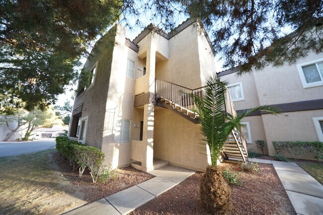Foto del edificio - SHOWINGS AVAILABLE NOW
