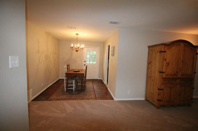 Building Photo - 805 Mulkey