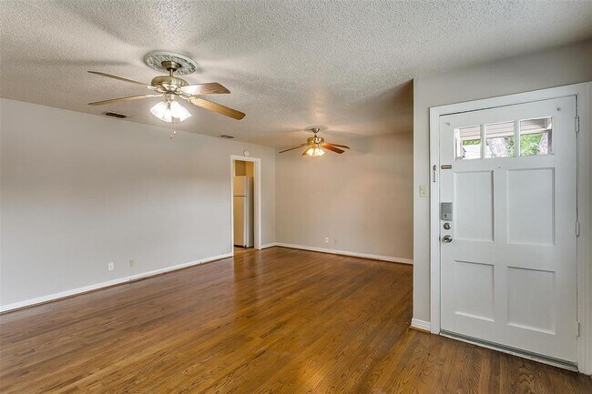 Foto del edificio - 4706 Collinwood Ave