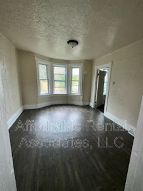 Building Photo - 124 W Kassner Pl