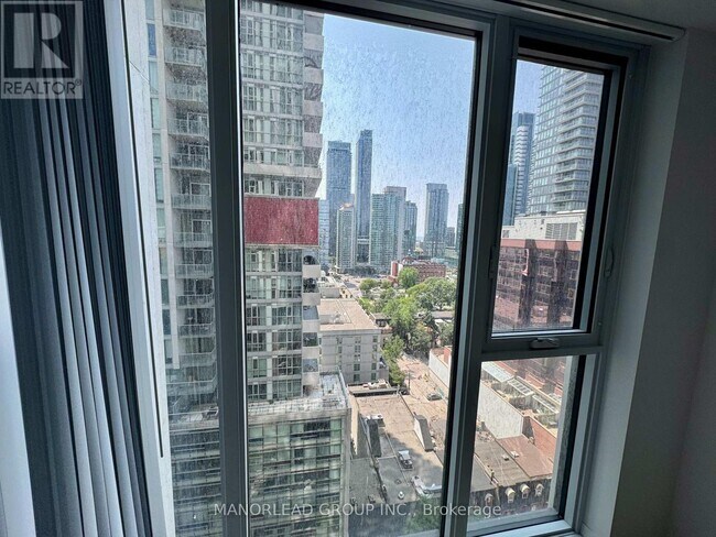Photo du bâtiment - 400 King St W