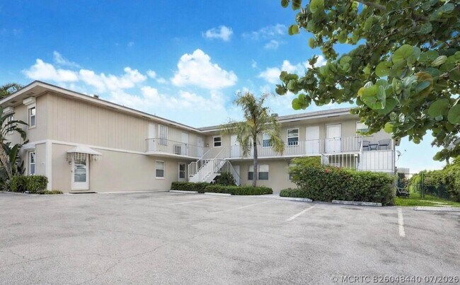 Building Photo - 370 Wilma Cir