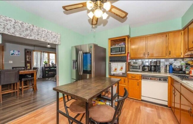 Kitchen - 82 S 16th Ave