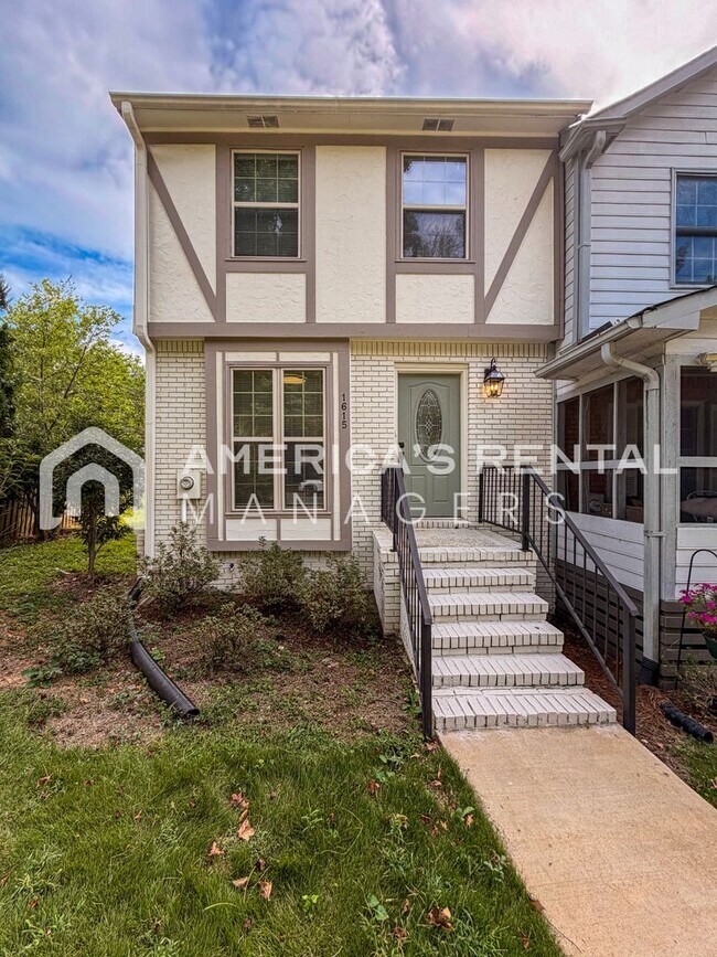 Foto del edificio - JUST LISTED - Updated 2 Bed / 2.5 Bath Tow...