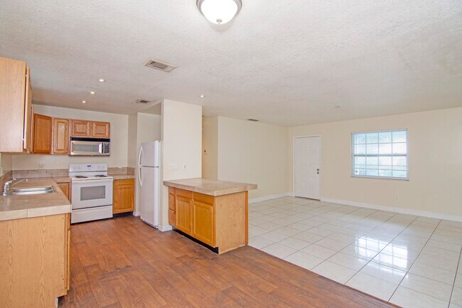 Foto del edificio - 571 SW Comet Terrace