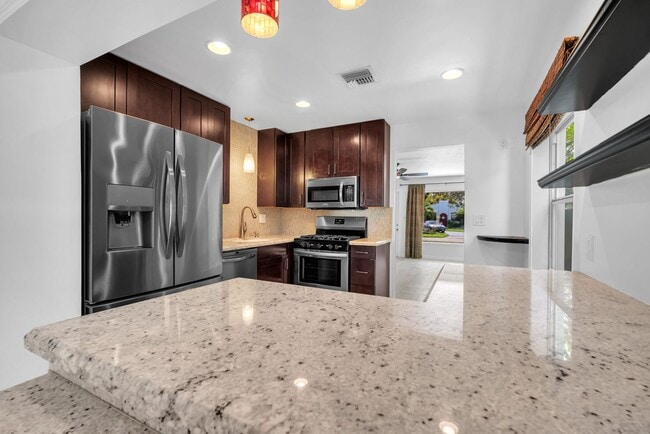 Building Photo - Beautiful home in quiet neighborhood