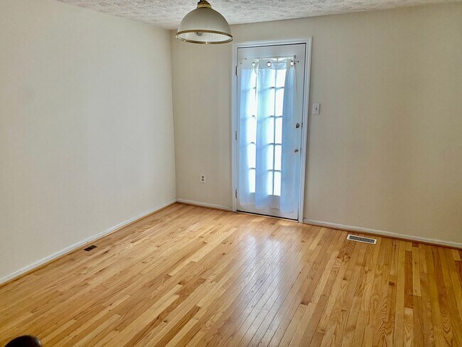 Foto del edificio - Lovely 3BR/2.5BA Townhome in Park Summit!