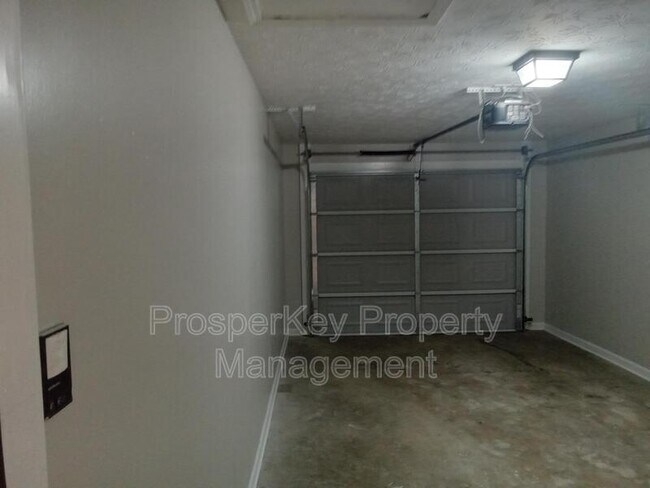 Foto del edificio - 721 Pine Hill Ct