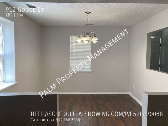 Building Photo - Adorable Recently Updated, spacious 2 bedr...