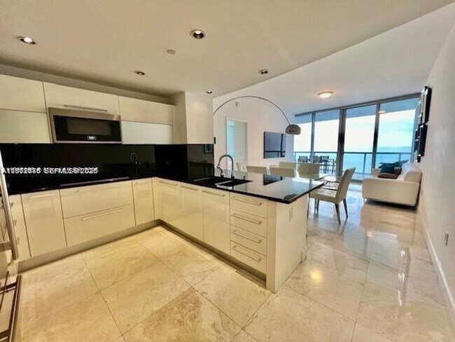 Foto del edificio - 17121 Collins Ave