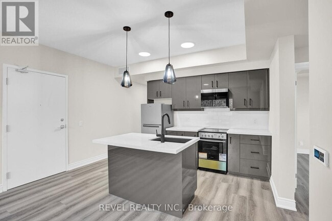 Building Photo - 261 King St E