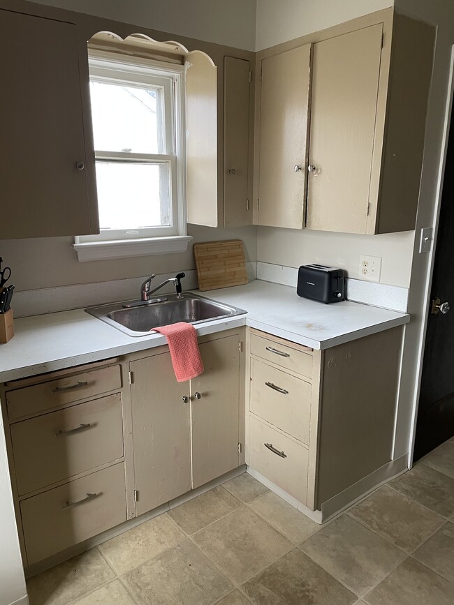 Building Photo - 829 Custer Ave