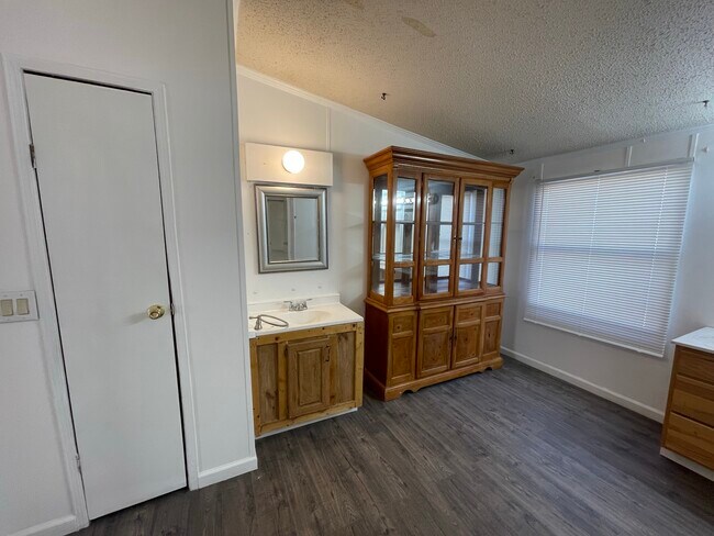 Building Photo - 335 Apple Blossom St