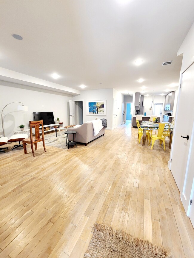 Building Photo - 131 Hopkins Ave