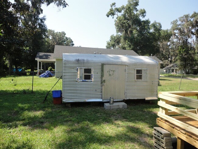 Building Photo - Nice 4 bedroom/2 Bathroom home