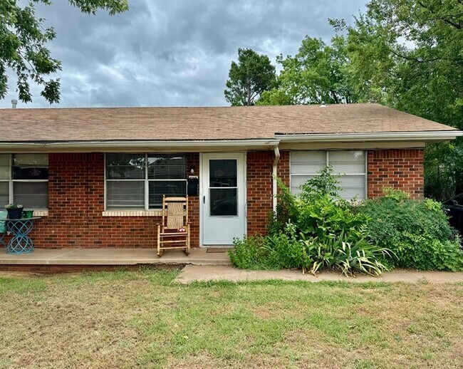 Building Photo - 528 N Baumann Ave