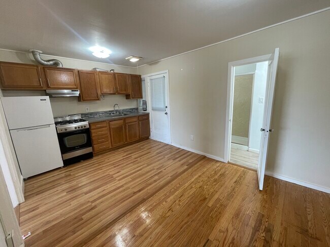 Building Photo - 86 Chenery St