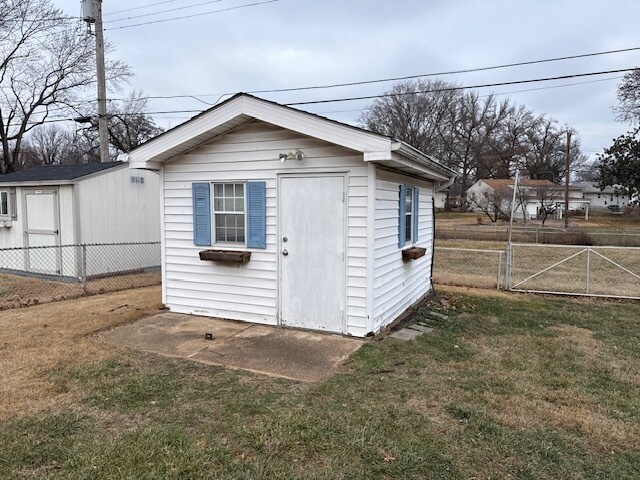 Building Photo - 1001 Loekes Dr