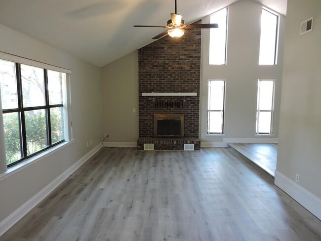 Building Photo - 604 E Greenwood Cove