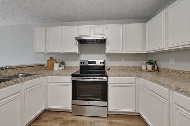 Foto del edificio - Charming 3 Bed Home for Rent in Dallas | Vaulted Ceilings | 2-Car Garage