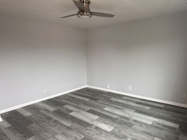 Foto del edificio - Gorgeously Remodeled Two Bedroom Condo Wit...