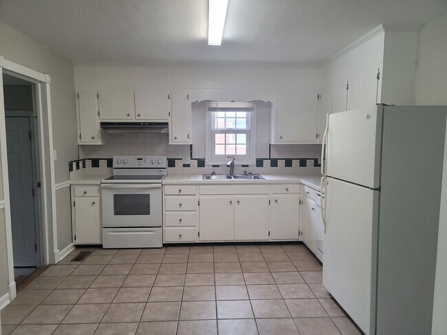 Building Photo - NEW LISTING!!!!!