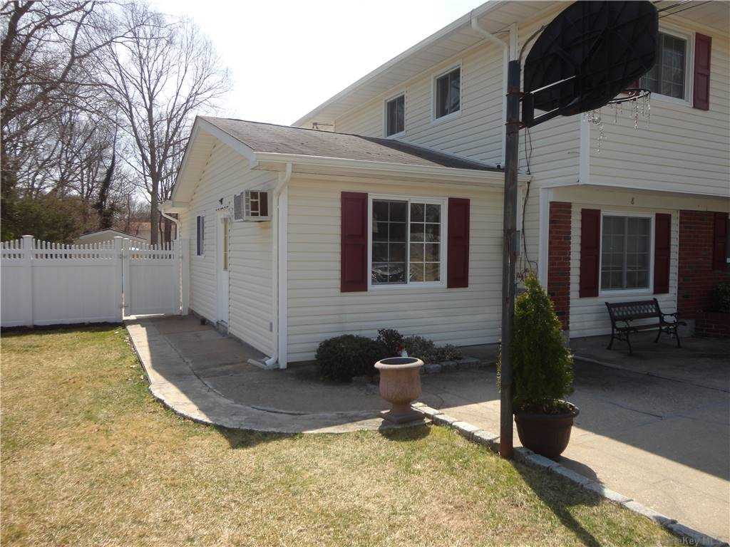 8 Walter St, Holbrook, NY 11741 Room for Rent in Holbrook, NY