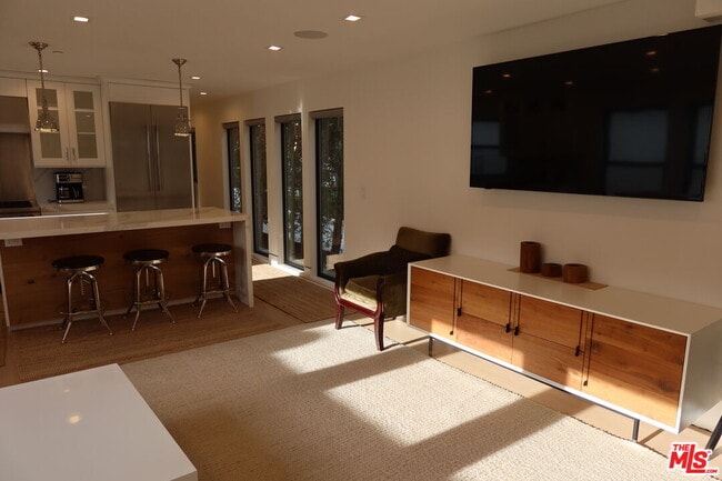 Foto del edificio - 729 Raymond Ave