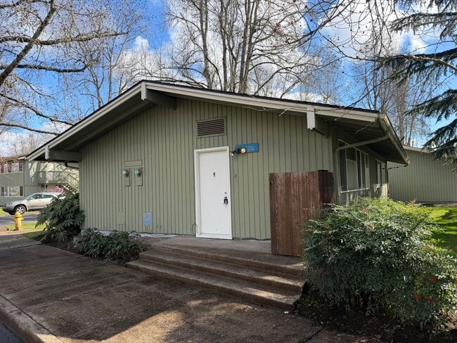 Building Photo - Updated 2 bedroom 1 bath duplex in Eugene!  $200 OFF YOUR FIRST MONTH'S RENT!