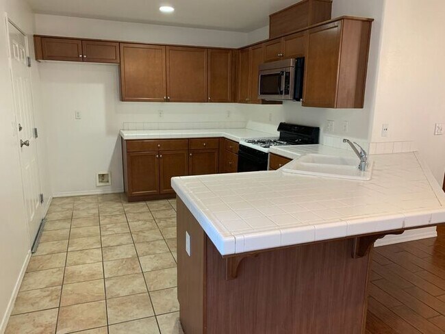 Building Photo - Middle unit available in NW Visalia!