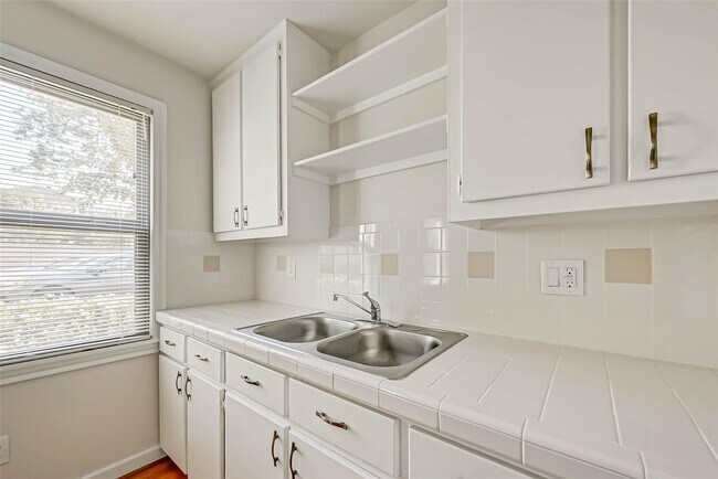 Building Photo - 218 E 14th St