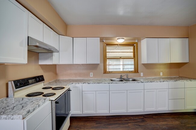 Building Photo - 3717 Brentwood Dr