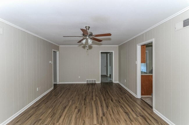 Foto del edificio - 6350 Limewood Ave