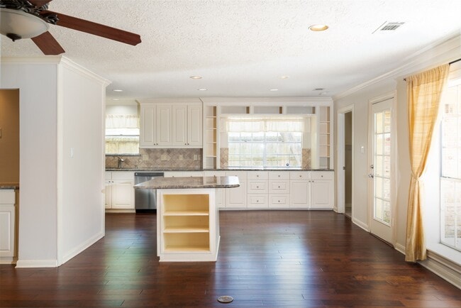 Foto del edificio - 1704 Crystal Hills Dr