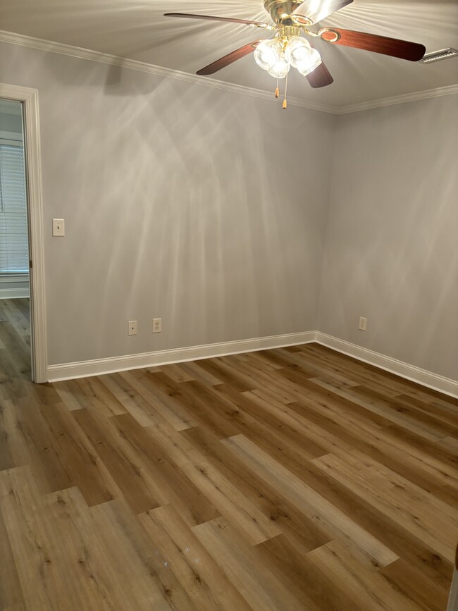 Building Photo - 2049 Briarwood Dr