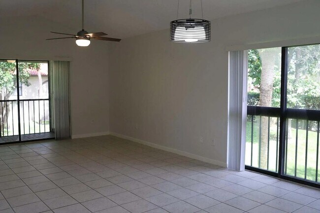 Building Photo - 350 Club Cir