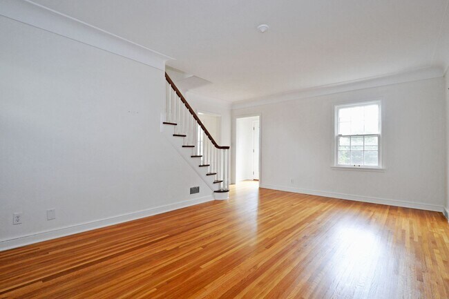 Building Photo - Immaculate Highland Park 3 Bed 3.5 Bath Si...