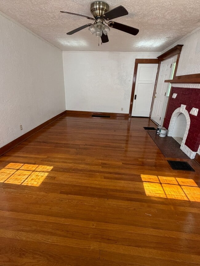 Building Photo - Cute 2 bedroom/1 bath Bunglow with garage in Dayton