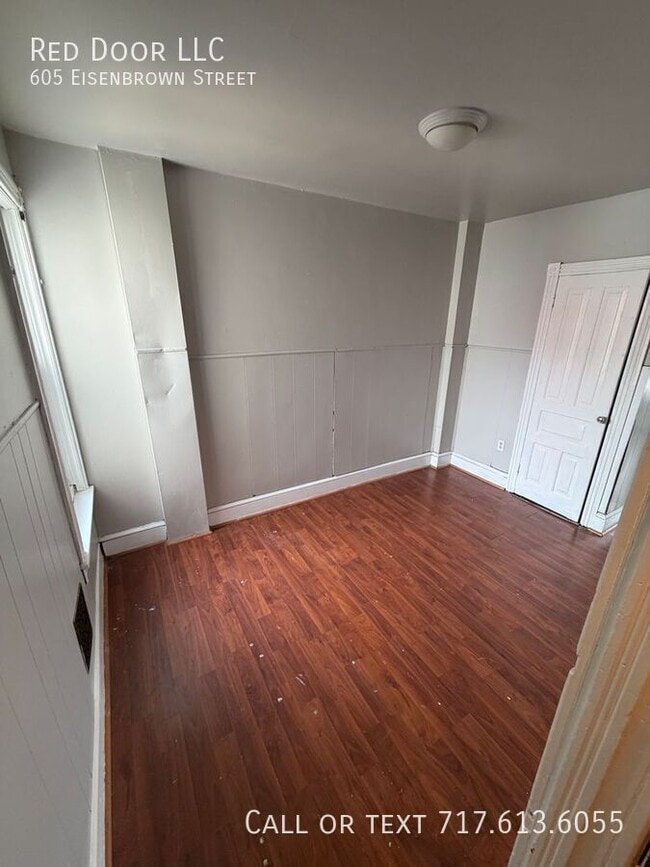 Photo - 605 Eisenbrown St House