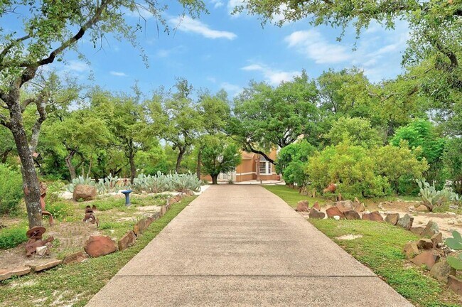 Foto del edificio - LOCATED IN THE TEXAS HILL COUNTRY WITH BRE...