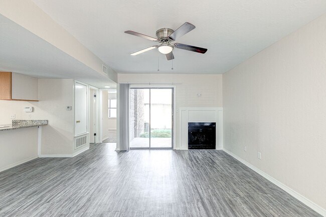 Foto del edificio - Renovated 2 Bed 2Bath Apartment