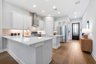 Building Photo - 4323 Spicewood Springs Rd