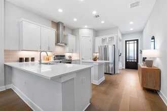 Building Photo - 4323 Spicewood Springs Rd