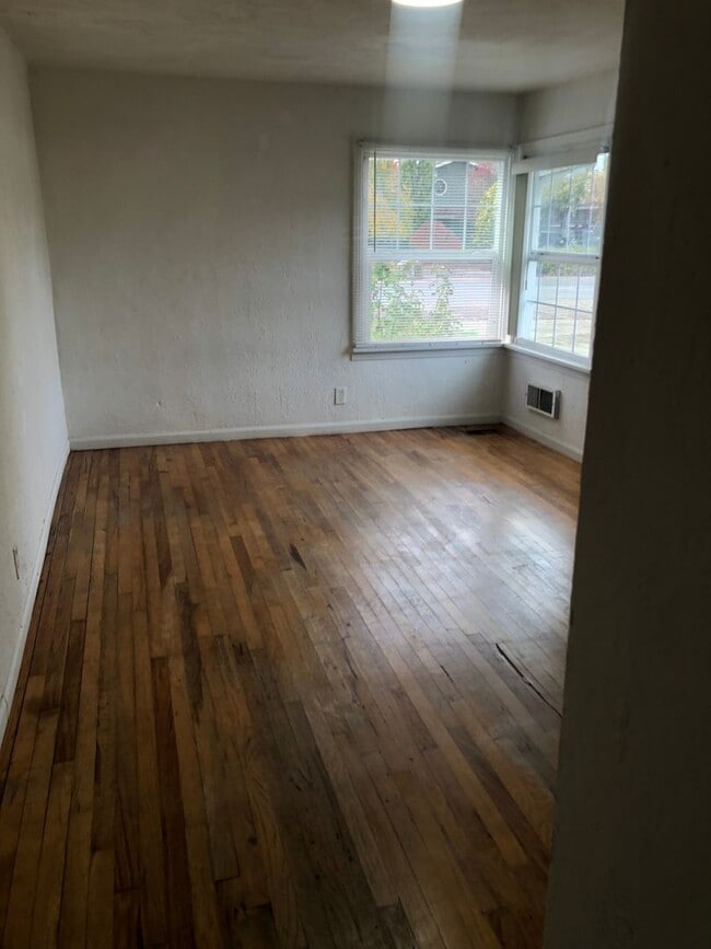 Building Photo - Sumner 2 Bedroom