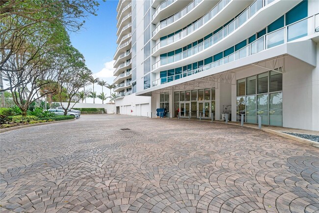 Building Photo - 1200 Holiday Dr