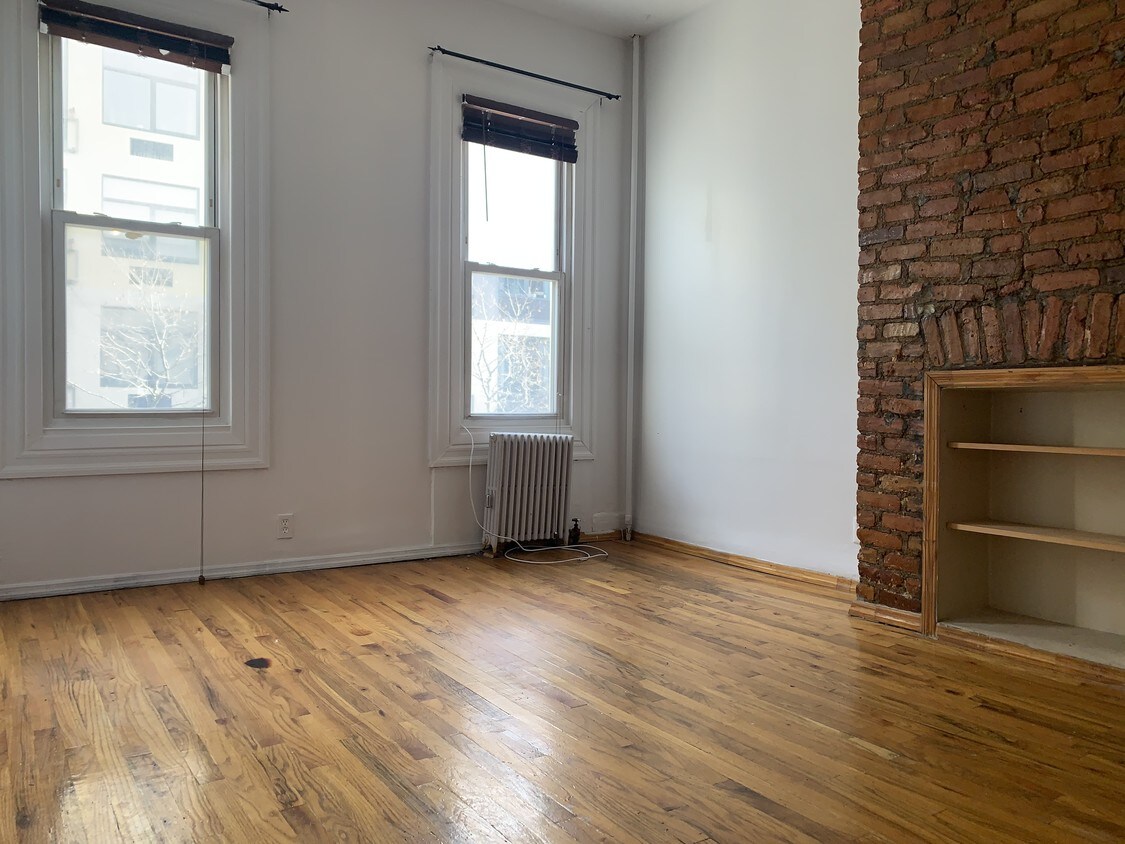 Primary Photo - 123 Troutman St