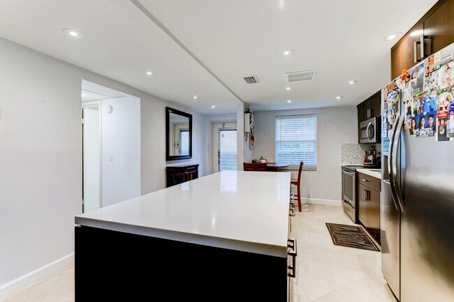 Building Photo - 1010 Country Club Dr