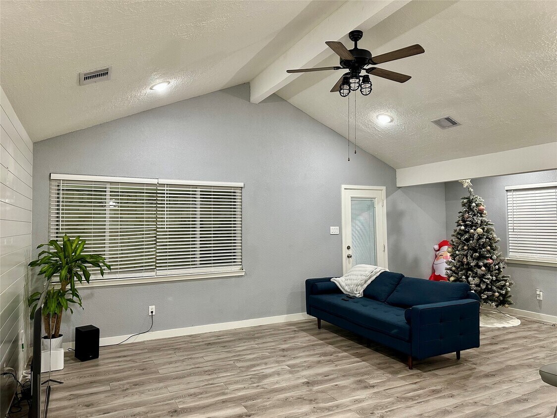 Foto del edificio - 7114 Golden Dale Ct