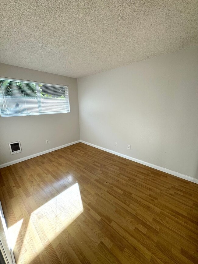 Building Photo - 4009-4009 SE 33rd Pl